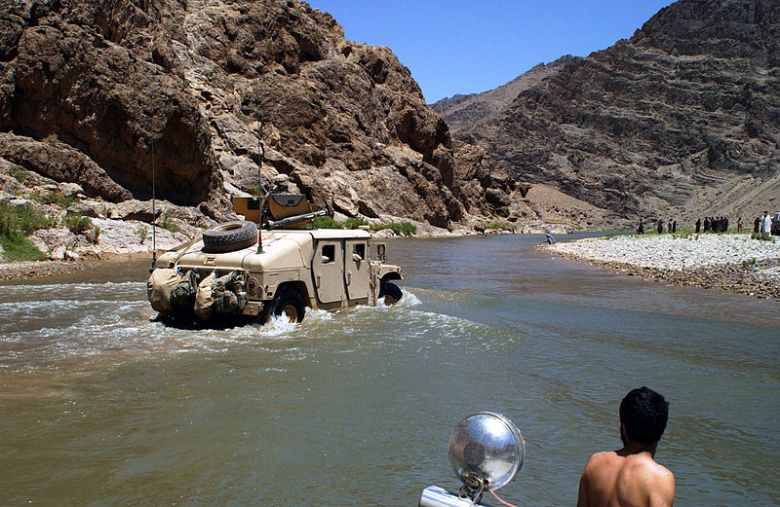 800px-US_humvee_crossing_a_small_river_in_Afghanistan