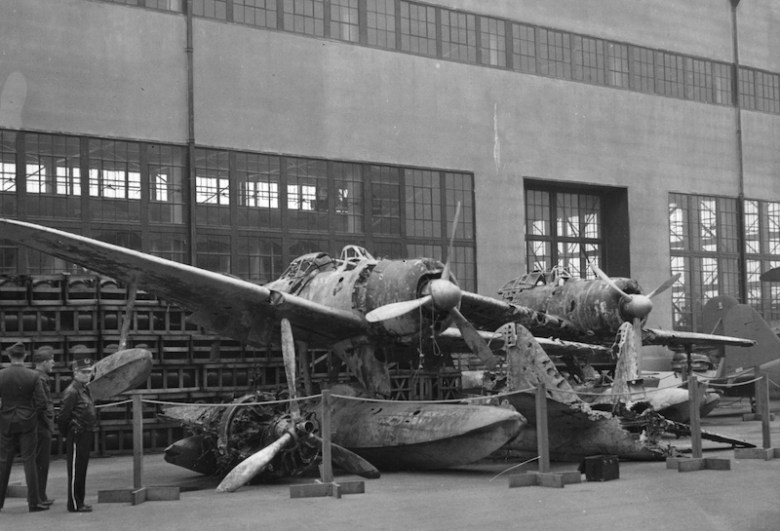 A6M2-N_wrecks_at_NAS_Alameda_1943