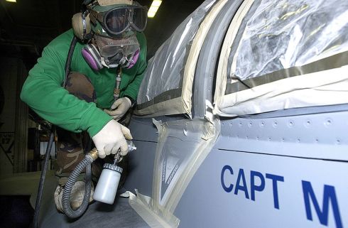 800px-us_navy_020724-n-2781v-016_aircraft_painting_and_maintenance_aboard_ship