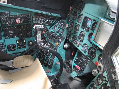 1024px-helicopter_cockpit_mil_mi-24d_hind