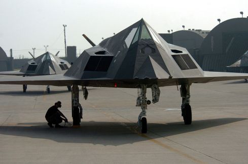 f-117_nighthawk_fighter_during_an_end_of_runway_check-1
