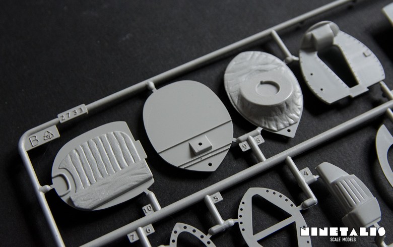 Close up of the fuselage sections dividers found on the B sprue of the Italeri H-21C Shawnee "Flying Banana" kit number 2733. r-italeri-h-21c-bdetail1