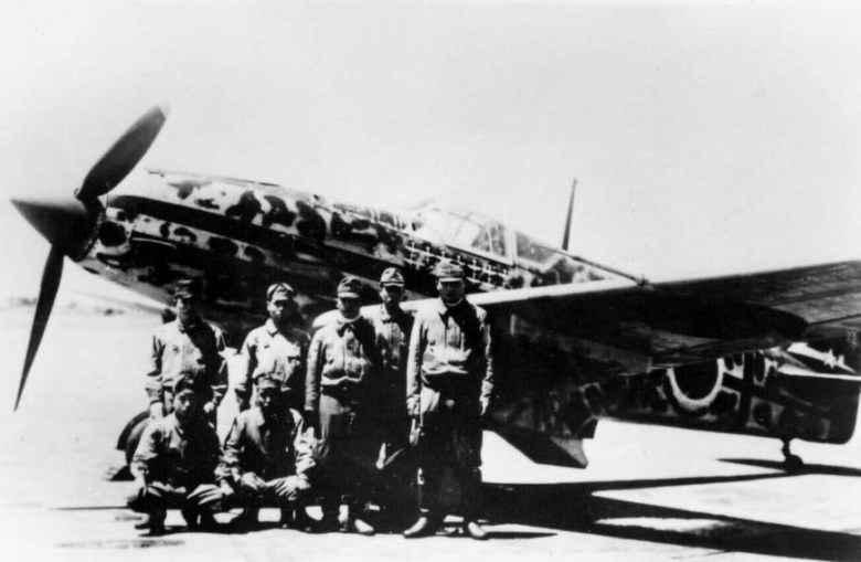 kawasaki_ki-61_hien_with_aircrew
