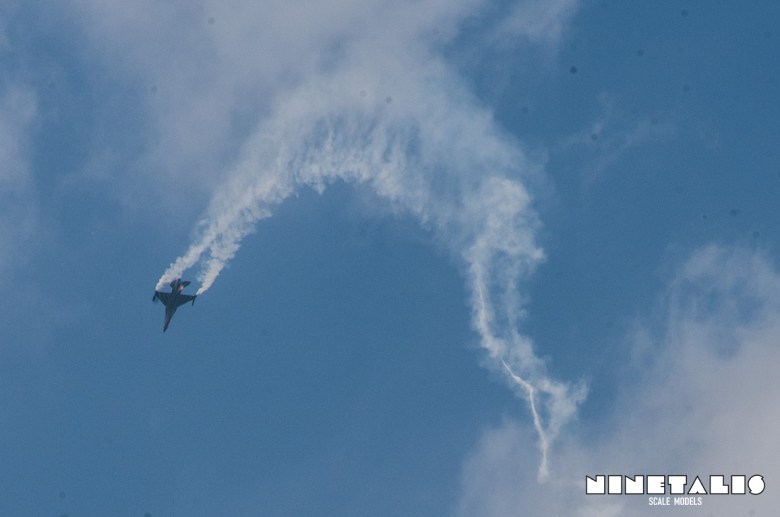 The Belgian Air Component display F-16 leaving contrails in the air during a manouevre during the THPU Spottersday in 2016.