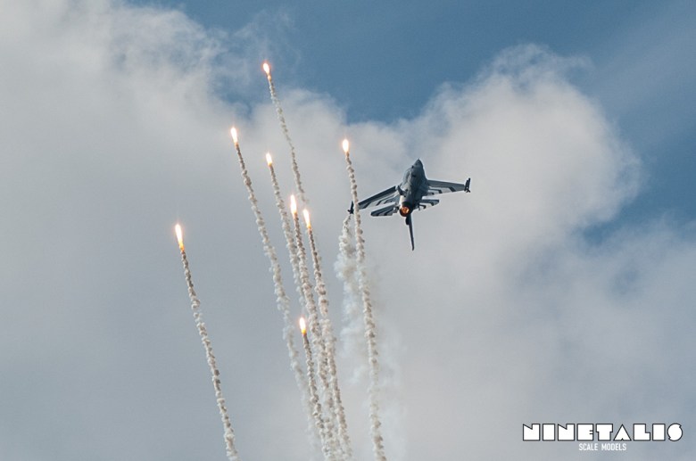 The Belgian Air Component display F-16 dispensing its flares during the THPU Spottersday in 2016.