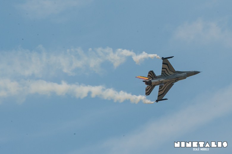 The Belgian Air Component display F-16 leaving contrails in the air during a manouevre during the THPU Spottersday in 2016.